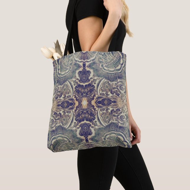 Black floral kaleidoscope tote bag (Close Up)