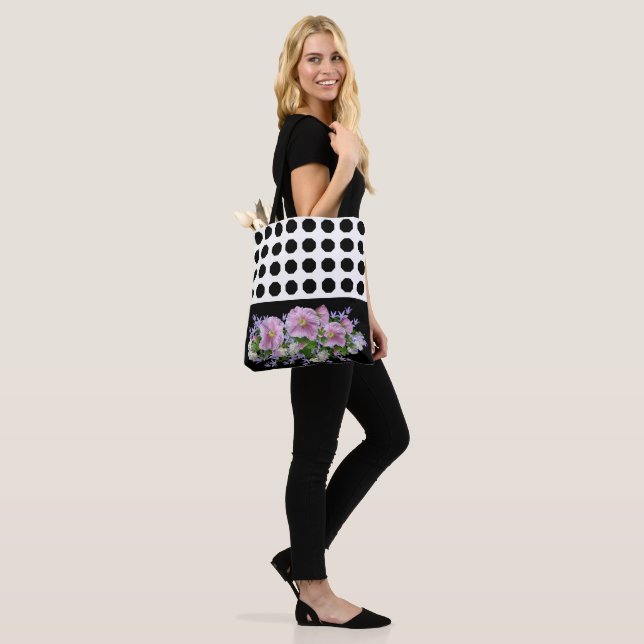 Black flower tote bag (On Model)