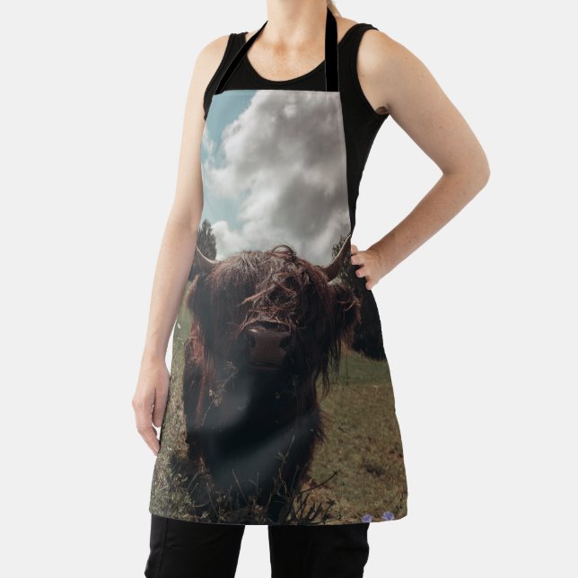 Black highland Scottish cow grazing vintage retro Apron (Insitu)