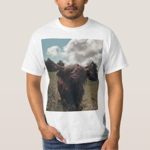 Black highland Scottish cow grazing vintage retro T-Shirt