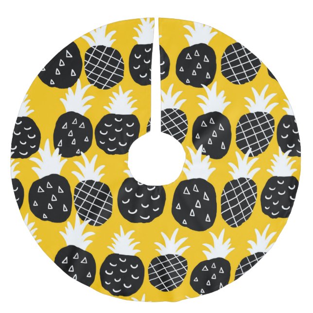 Black pineapples brushed polyester tree skirt (Front)