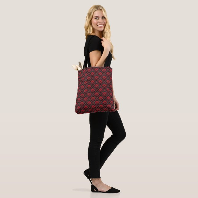 Black red seamless vintage damask pattern tote bag (On Model)