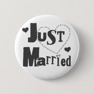 Black Text with Heart Just Married 6 Cm Round Badge
