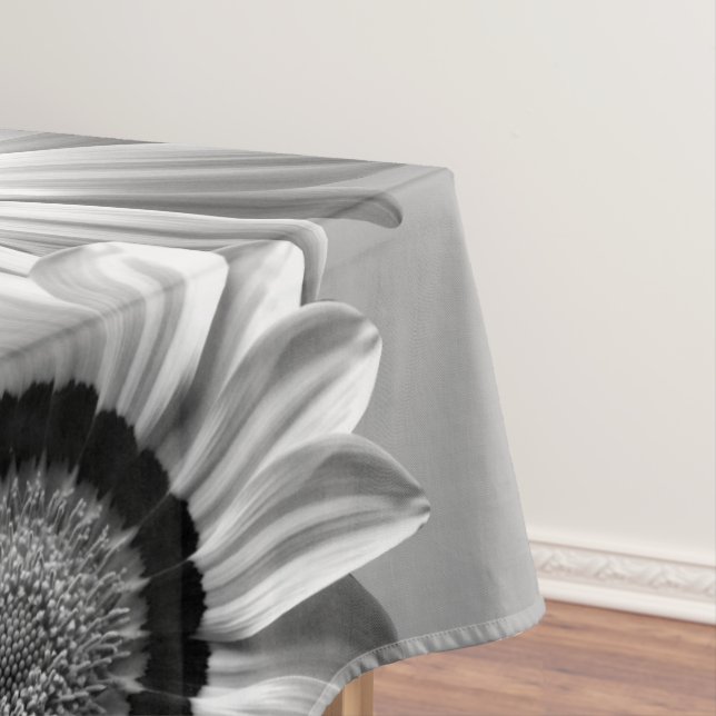 Black & white beautiful flowers tablecloth (In Situ)