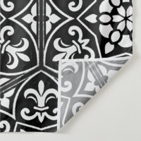 Black&white fleur de lis vertical floral pattern