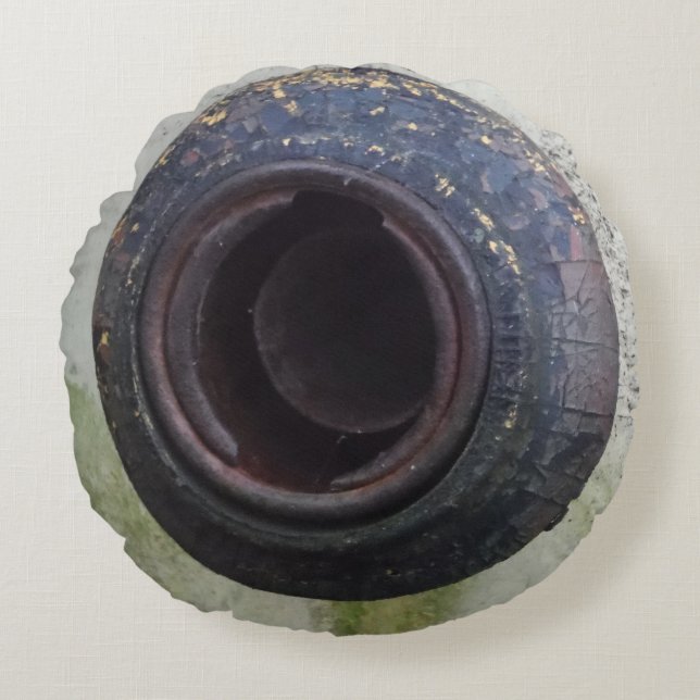 Blue and teal rusty truck close-up round cushion (Front)