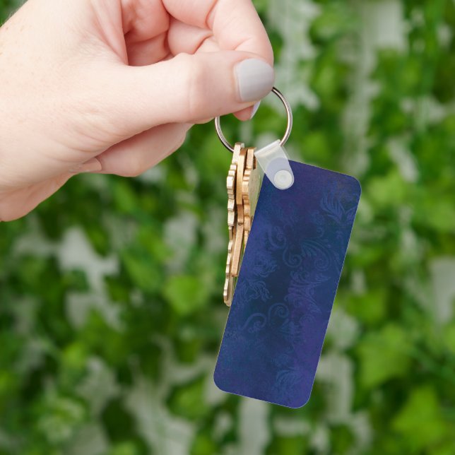 blue key ring (Hand)