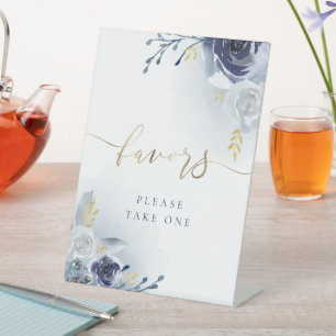 blue roses favours pedestal sign