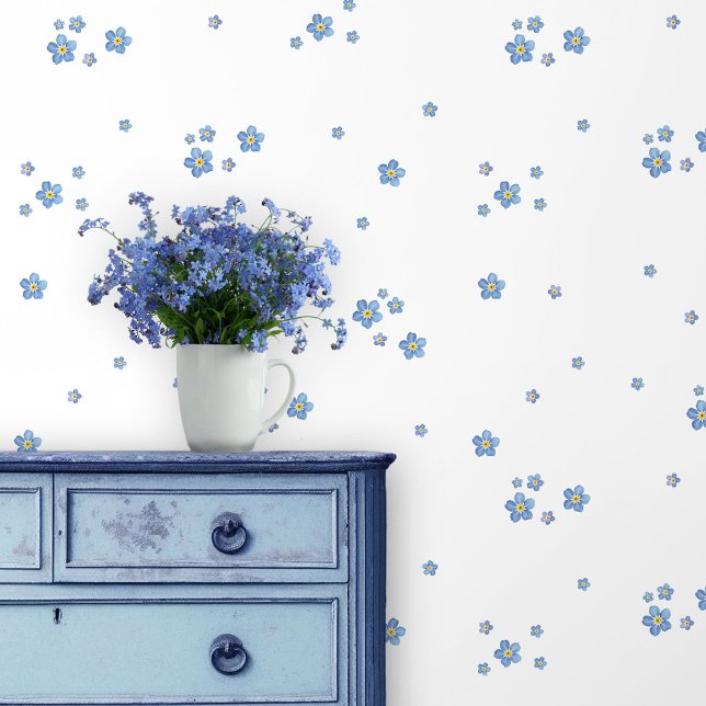 Blue watercolor forget-me-not flowers - white wallpaper (Weiße Tapete mit Millefleurs Vergissmeinnicht Blüten und Kommode mit Büchern und Blumenstrauß)