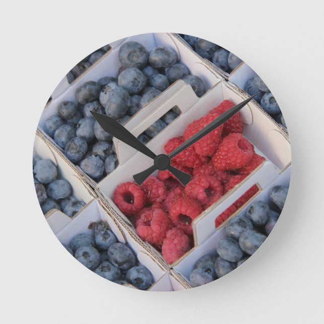 blueberries and raspberries round clock (Front)