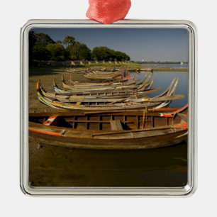 Boats on lake between Kyauktawgyi Paya and Metal Tree Decoration
