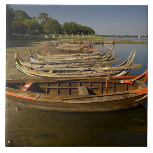Boats on lake between Kyauktawgyi Paya and Tile