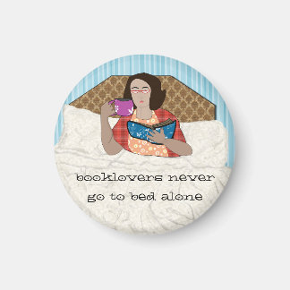 Booklovers never go to bed alone magnet