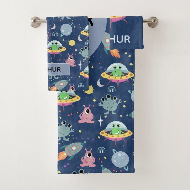 Boys Cute and Modern Space Alien Pattern Name Kids Bath Towel Set (Insitu)