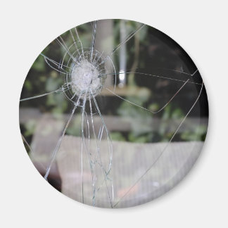 Broken show-window magnet