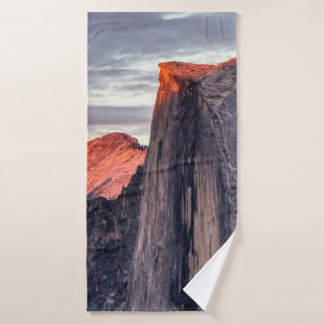 BROWN AND BLACK ROCK FORMATIONS BATH TOWEL