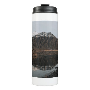 BROWN AND WHITE MOUNTAINS NEAR LAKE DURING DAYTIME THERMAL TUMBLER