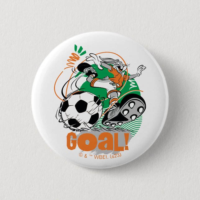 BUGS BUNNY™ Kicking Soccer Goal 6 Cm Round Badge (Front)