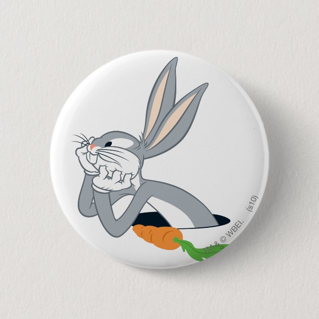 BUGS BUNNY™ with Carrot 6 Cm Round Badge (Front)