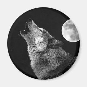 BW Wolf Howling at Moon Magnet