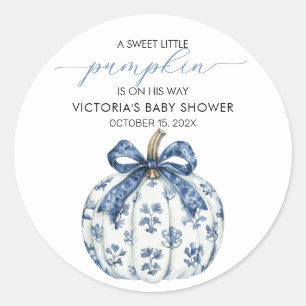 Calabaza pequeña en el camino del niño Baby Shower Classic Round Sticker