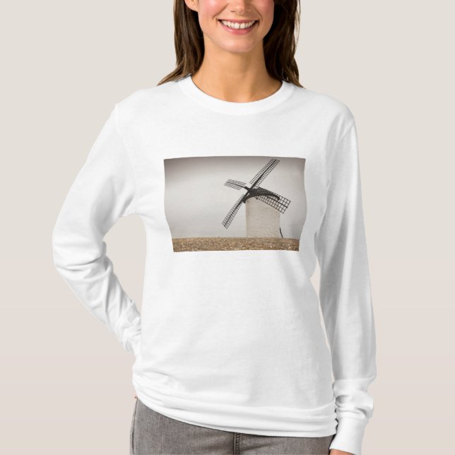Campo de Criptana, antique La Mancha windmills T-Shirt (Front)
