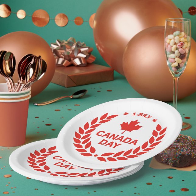 Canada Day Wreath Paper Plates (Multi)