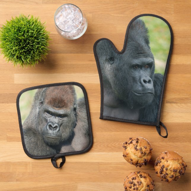 Captivating Silverback Dishi Close-Up Oven Mitt & Pot Holder Set (Top Down)