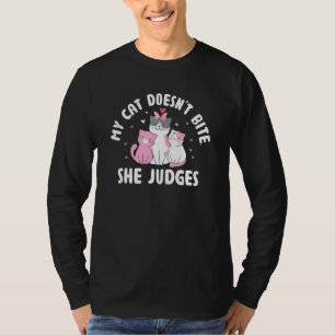 Cat Doesn't Bite She Judges Cat Mum Sarcastic Cat T-Shirt