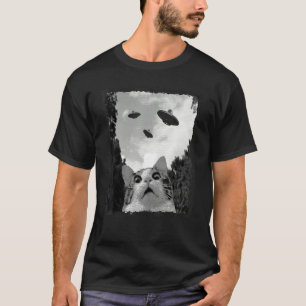 Cat Running From Aliens Spaceships Cat Alien invas T-Shirt