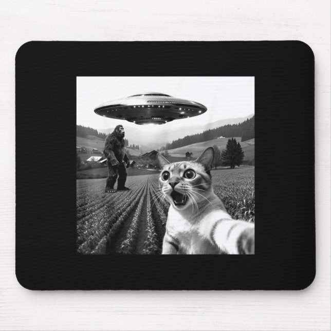 Cat Selfie With Alien Ufo Funny Cat Alien Bigfoot  Mouse Mat (Front)