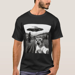 Cat Selfie With Alien Ufo Funny Cat Alien Bigfoot T-Shirt