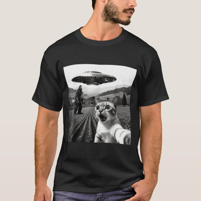 Cat Selfie With Alien Ufo Funny Cat Alien Bigfoot  T-Shirt (Front)