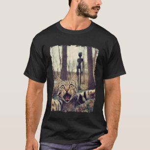 Cat Selfie with Alien UFO Funny Cat Gifts for Men  T-Shirt