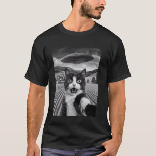 Cat Selfie With Alien UFO Funny Cat Gifts For Men T-Shirt