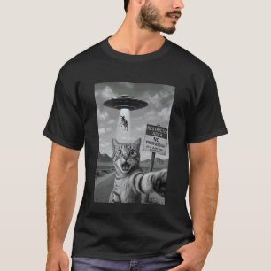Cat Selfie with UFO Alien Abduction Funny Cow Humo T-Shirt