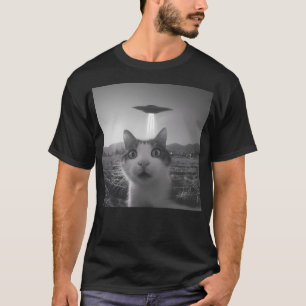 Cat Snaps Selfie With Mysterious Ufo In The Backgr T-Shirt