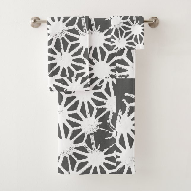 Charcoal gray geometric pattern bath towel set (Insitu)