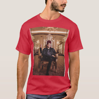 Charlie hunnam actor T-Shirt