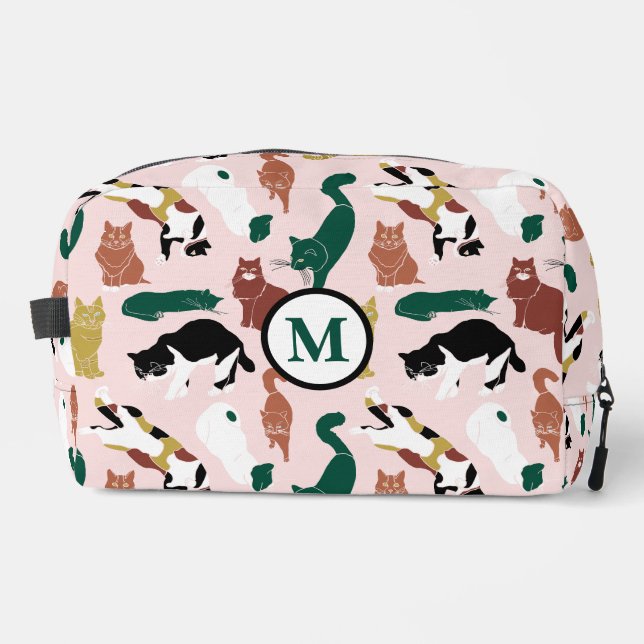 Charming hand-drawn cats on pink background dopp kit (Front)