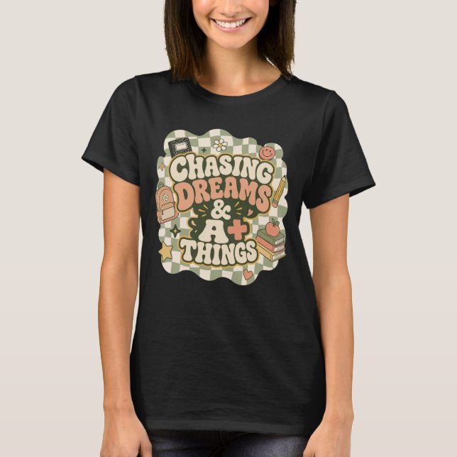 Chasing Dreams & A+ Things Retro Groovy Student De T-Shirt (Front)