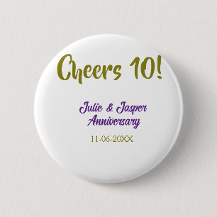 Cheers to 10th wedding anniversary purpl golden na 6 cm round badge