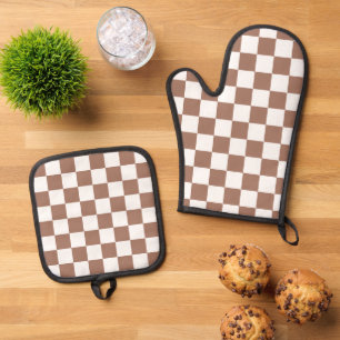 Chequered squares mocha brown white geometric retr oven mitt & pot holder set