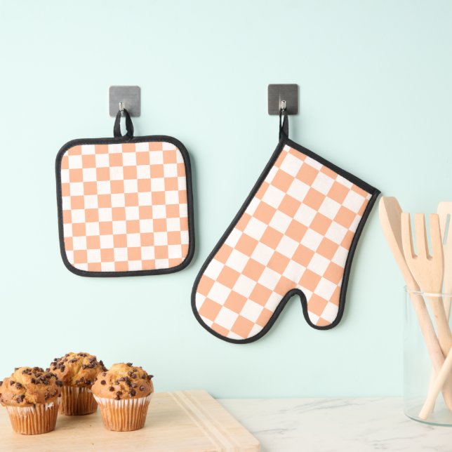 Chequered squares peach white geometric retro oven mitt & pot holder set (Insitu(Hanging))