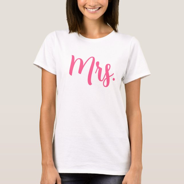 Chic Mrs. T-Shirt in Pink Modern Script  (Front)