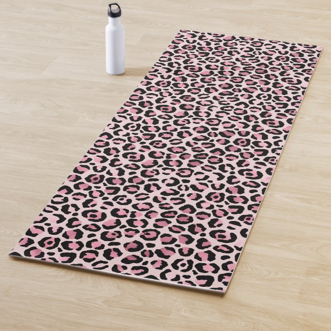 Chic pink black leopard pattern yoga mat (In Situ)