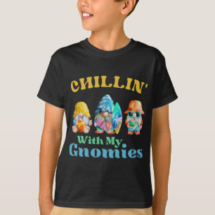 Chillin with my gnomies Beach gnomes with surfboar T-Shirt