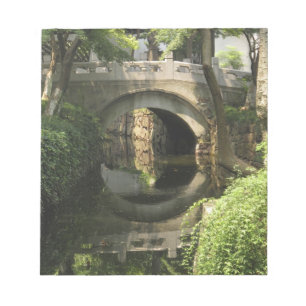 China, Nantong, an arched bridge forms a perfect Notepad
