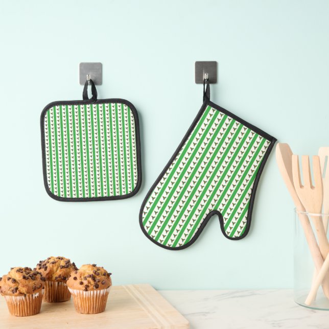 Christmas Holly Pattern Oven Mitt & Pot Holder Set (Insitu(Hanging))