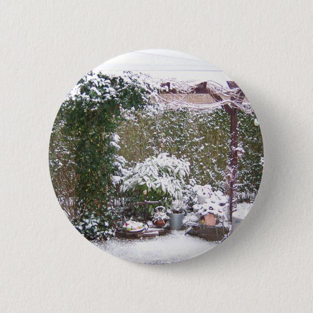 Christmas Season, Snow in the garden 6 Cm Round Badge (Front)